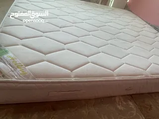 4 فرشة زمبركيه بحالة جيده صحيح فيها طبع عصير ولكن بحالة الوكالة   العرض 181 m طول 200 m