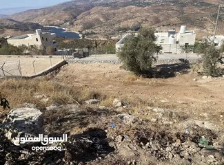  7 للبيع قطعة أرض بإطلالة مميزة على سد الملك طلال