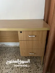  2 طاوله خشب بحالة الجديدة للبيع بداعي السفر ويوجد عفش منزل كامل