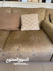  6 طقم كتب 8 مقاعد مع طاولة منتصف مستخدم بحالة جيدة .. ممكن يركب على شكل L..  لغرفة المعيشة او الصالة