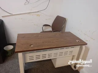  1 ميز مكتب مع الكرسي مستخدم قليل جدا