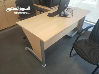  2 مكاتب اجنبي بحاله ممتازه مقاسات مختلفه