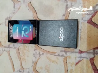  9 ولاعة زيبو Zippo هي ولاعة معدنية قابلة لإعادة الاستخدام من إنتاج شركة زيبو مانوفاكتشرينج في برادفورد