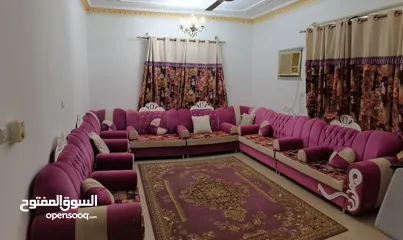  2 كراسي مجلس شبه جديدة (مع الستائر والزولية)