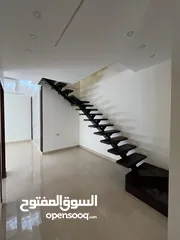  3 ثالث مع روف 194 متر مع ترس 35 متر  بتشطيب مميز في البنيات باطلاله رائعه