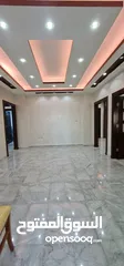  12 شقة للبيع في  الجاردنز  وقرب شارع المدينة المنورة 200م طابق اول علي شارعين بحالة جيدة جدا بسعر مغري