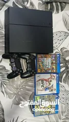  1 PlayStation 4 (2 Controllers + 4 games)