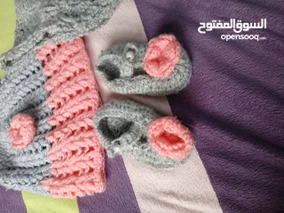  15 طقم كروشيه فاخر شغل يدوي 4 قطع: طاقية، جكيت قصير، فستان، كلكول.  لون سكني وزهري.