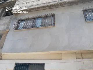  5 بيع منزل مكون من طابقين في مخيم عسكر القديم شارع العياده كل طابق مكون من 3 غرف وحمام وصالون
