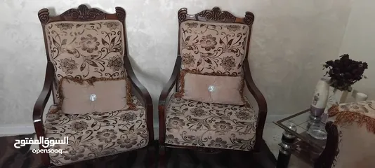  2 كنب للبيع استعمال بسيط شبه جديد  مع الطرابيزات