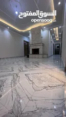  7 شقه طابقيه اربع غرف نوم الزرقاءالجديده شارع الونك  خلف فندق الجوابره مع مطبخ للبيع