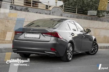  10 Lexus IS300H 2018 - للبيع