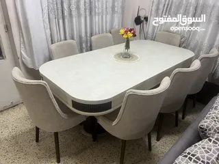  2 طاولة سفره 8  مقاعد استعمال شهر  و قابل  للتفاوض الله يبارك لصاحب النصيب