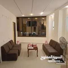  1 طقم كراسي جلد بني عدد بحالة الجديد مع 3 طاولات خشب