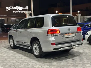  6 Land Cruiser GXR V8