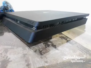  3 بلاي ستيشن 4 مع يدتين لا سلكية نخب  و سلكية أصلية مع كامل الأسلاك بحالة ممتازة مستعمل ثلاثه اشهر