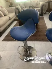  4 2 كراسي مطبخ وكافيها مرتبين مع مسند ظهر متين لون ازرق