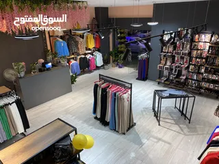  1 ستاندات ملابس تعليق بالإضافة إلى رفوف خشبية ( كامل ما يحتاجه محل الألبسة من معدات )