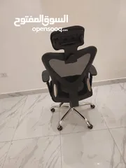  1 كرسي مكتب مدير مريح بمسند راس و دعم طبي للظهر و مكتب خشبي