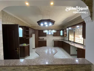  2 شقة 230م (4 غرف نوم + 3 حمامات + غرفة خادمة) من المالك مباشرة في منطقة طبربور حي الخزنة