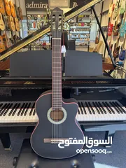  1 جيتار مورينو كلاسيك مع شنطة وطقم اوتار إضافي وريشة وعلاقة جيتار Moreno MCG30CBK