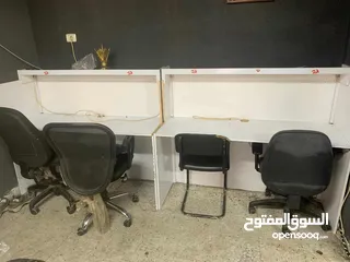  4 طاولات خشب ومكاتب وتلاجة للمحلات التجارية