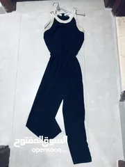  4 جمبسوت اسود وخطوط ذهبيه فالاعلى ذات سحاب من الخلف يلبس S و M