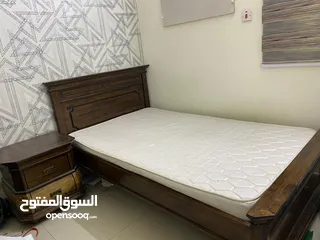  1 غرفة نوم صناعة بحرينيه عباره عن سرير +كوميدينو