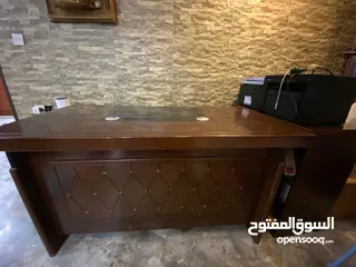  1 ميز مكتبي مع ملحقات مكتبية عدد 2 و مجرات منفصله