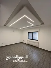  11 شقة ارضية 205 متر قرب كلية القدس بأفخم التشطيبات الملوكية