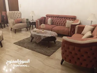 1 طقم كنب ضيوف فاخر و طاولة سفرة وطاولة وسط