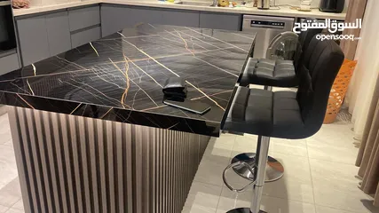  2 بار خشبي حجم كبير بحالة ممتازة