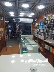  2 بتارين عرض اجهزه خلويه عدد 3 + بترينة عرض طويله+ مكتب خشب لاتيه تفصيل وضعهم جديد للبيع