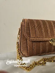  25 حقيبة يد أنيقة لون مميز  - تصميم يدوي بخيوط فاخرة وسلسلة ذهبية لإطلالة ناعمة وعصرية.