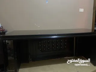  9 مكتب للشركات خشب اصلي مستعمل يوم واحد بحاله جديده و مكتب صغير يوجد معو