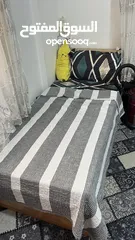 1 تخت مجوز (كنج) معهم لوحين خشب وسلمين + تخت مفرد ونص + خزانة 4 أبواب بحالة جيداً جداً