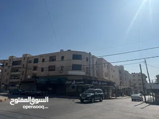  12 مجمع تجاري في وسط إربد عبارة عن محلات وشقق مع تسوية