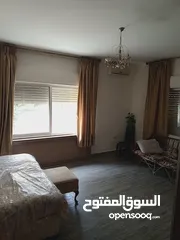  5 شقة طابقية ط1 عبدون 258 م  قرب السفارة السعودية  منطقة فلل