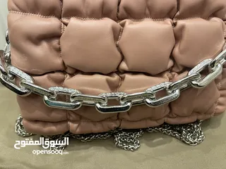  16 شنطة صغيرة زهرية أنيقة وأنيقة للبيع - مناسبة للمشاوير والطلعات  اليومية بحالة ممتازة ونظيفة جداً جيد