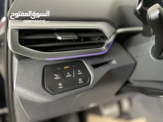  14 فولكسفاغن id4 crozz pro 2023 piano black لون كحلي