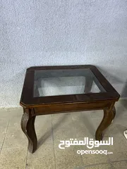  3 طاولة خشبية معه زجاج مستعمله مطلوب فيها 80 A wooden table with used glass is required for 80 dirhams