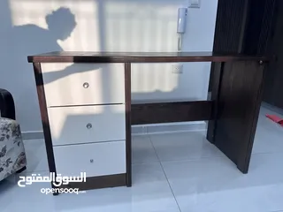  1 مكتب مع رفوف