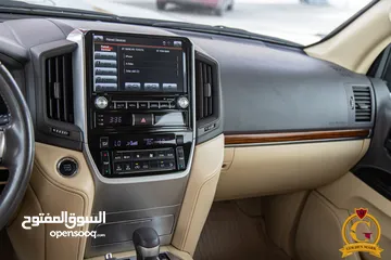  23 Toyota Land Cruiser 2017 Gx-r V8  السيارة بحالة الوكالة و قطعت مسافة 80,000 كم