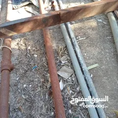  1 يوجد باب حديد ثقيل ومواسير