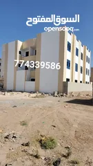  4 عماره استثماريه في قمه الروعه في منطقه حي الشباب تبعد من شارع 24الزفلت 30متر