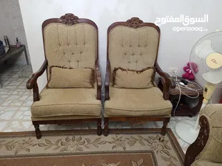  9 طقم كنب مستعمل بحاجة قشاطات وخياطة القماش وتنظيف  للبيع بسعر مناسب