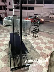  5 علاقة ملابس مع رف لوضع الملابس وقاعدة لوضع الاحذية مصنوعة من حديد متين.