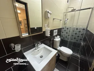  12 غرف وشقق فندقية نظيفة على البحر وبجانب السوق، موقع ممتاز، مطاعم، موقف عام، بلكونات، انترنت، مكيفات.