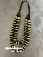  1 عقد  عظم  الون الابيض والبني