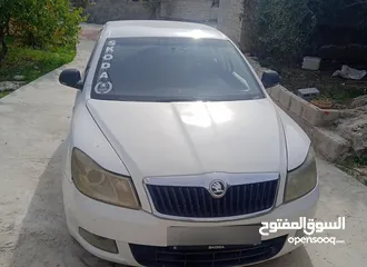  1 سكودا رمش للبيع لون ابيض